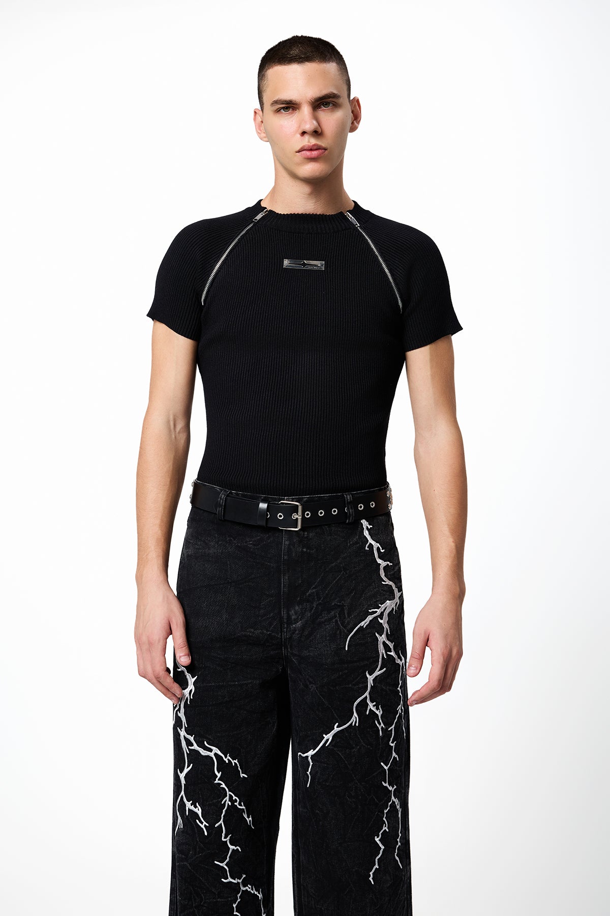 Clean Noir Zipper Knit Top