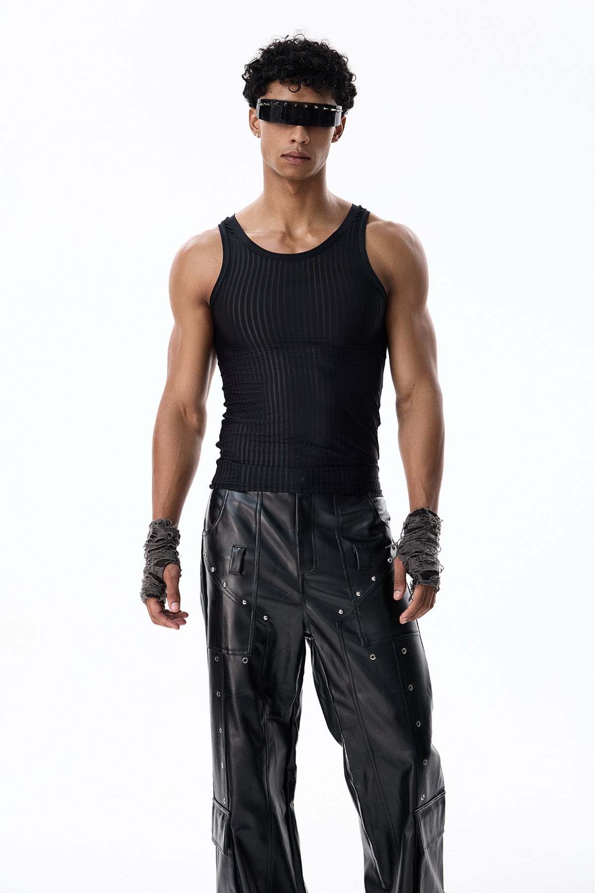 Dunkel gestreiftes Oberteil aus schwarzem Laken