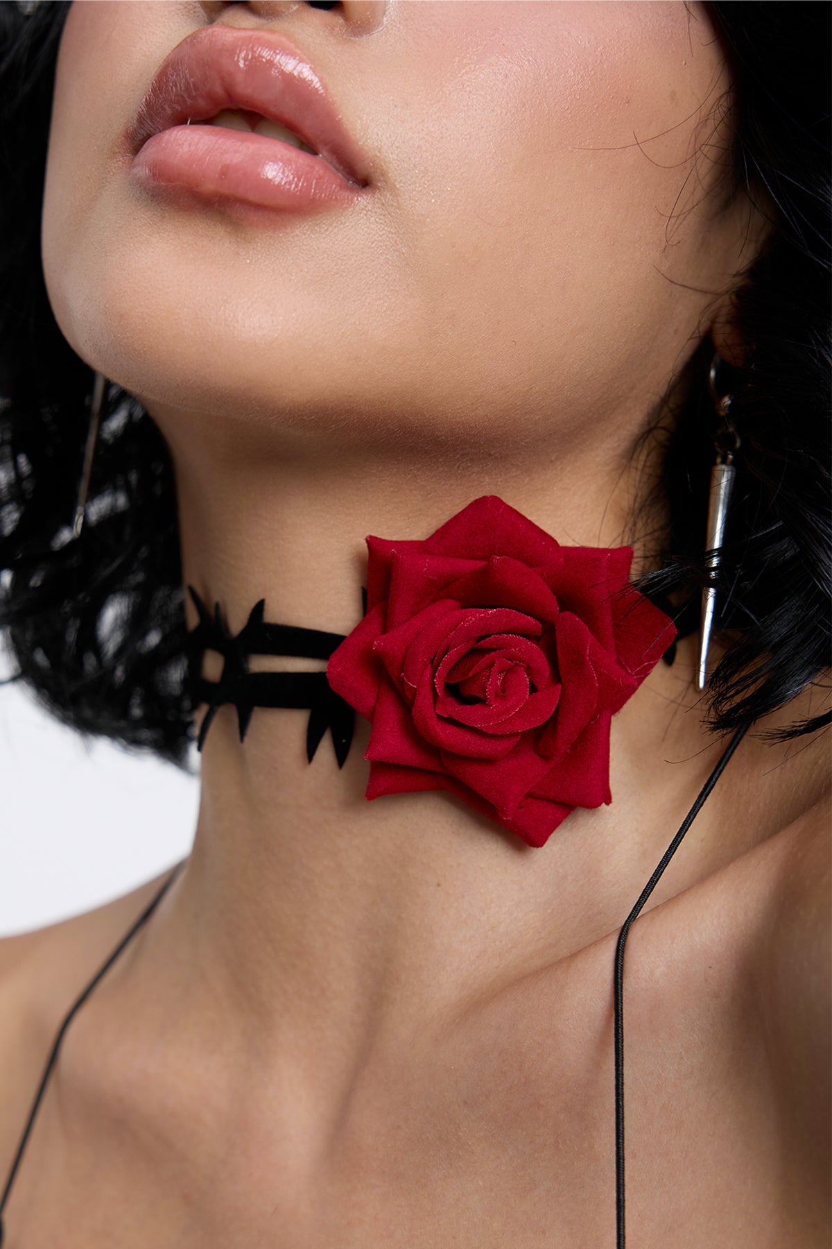 Metal Hug Rose Choker