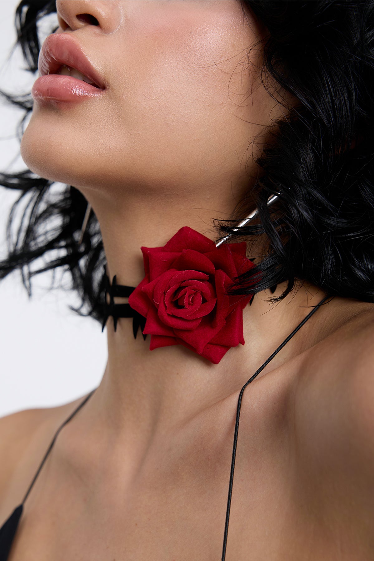 Metal Hug Rose Choker