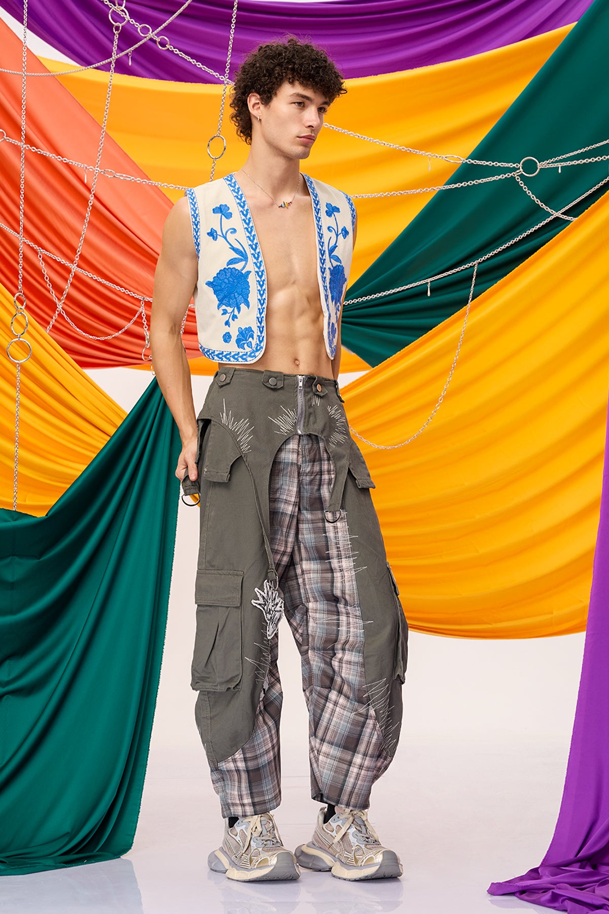 Mild Line Embroidery Floral Vest