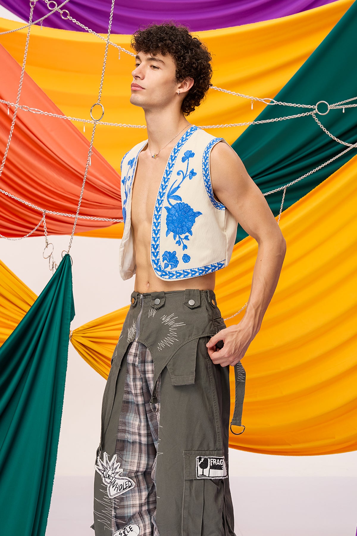 Mild Line Embroidery Floral Vest