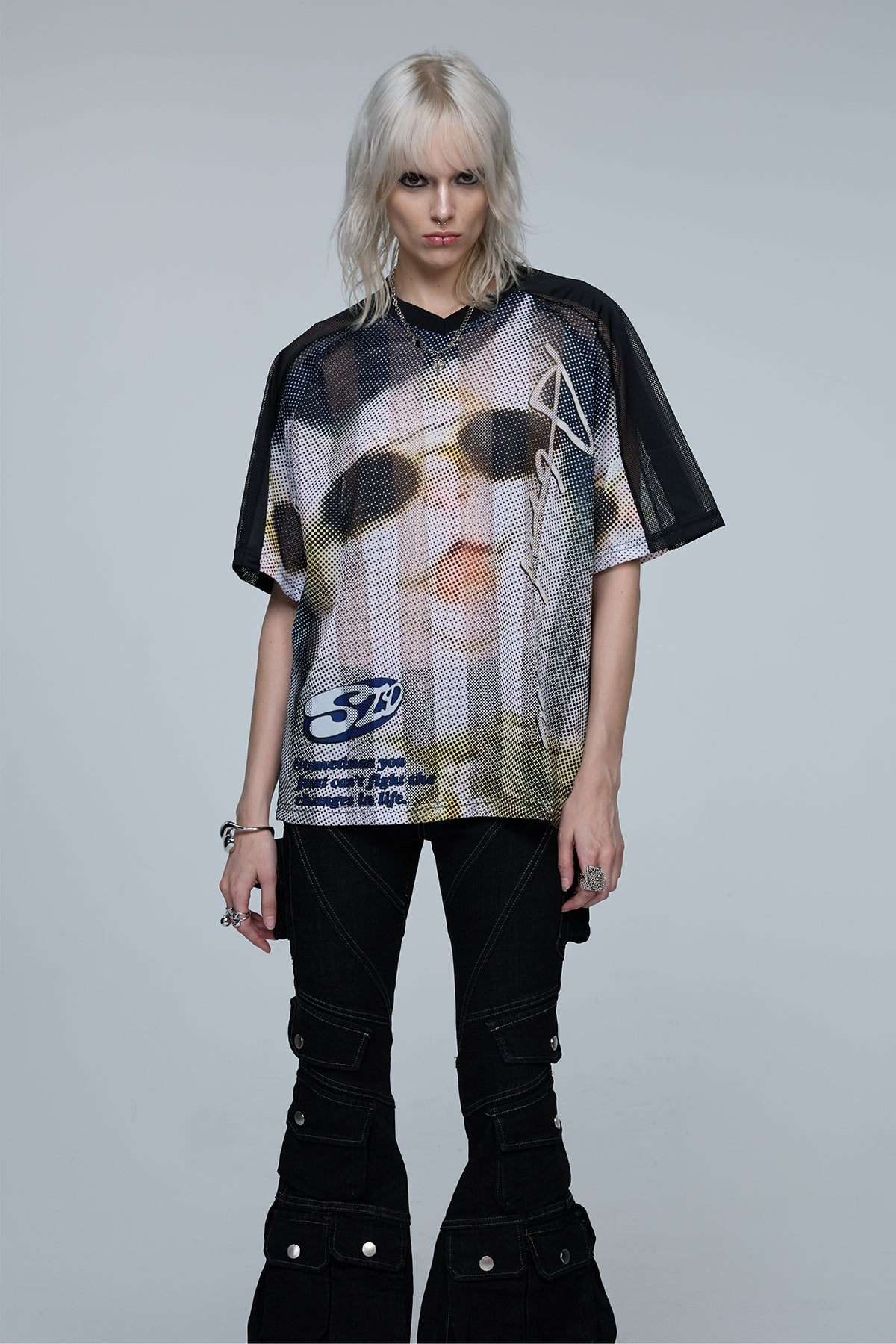 Quiet Layer Cutout V Neck Mesh Print T-Shirt