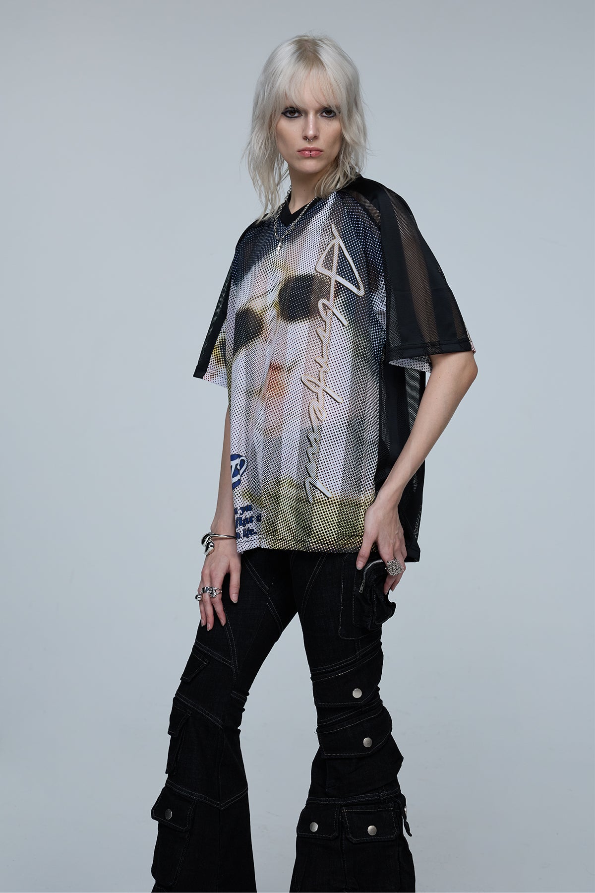 Quiet Layer Cutout V Neck Mesh Print T-Shirt
