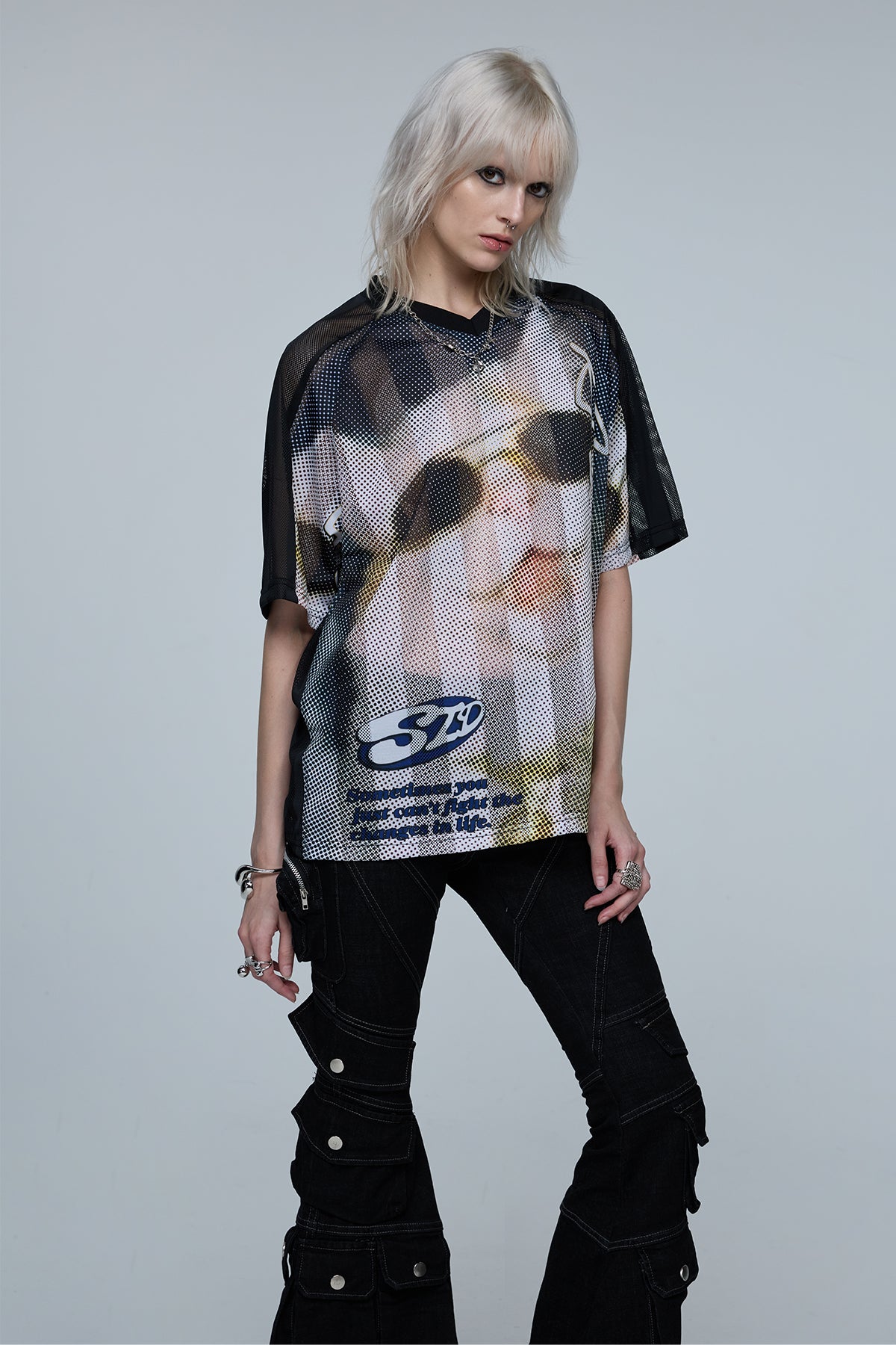 Quiet Layer Cutout V Neck Mesh Print T-Shirt