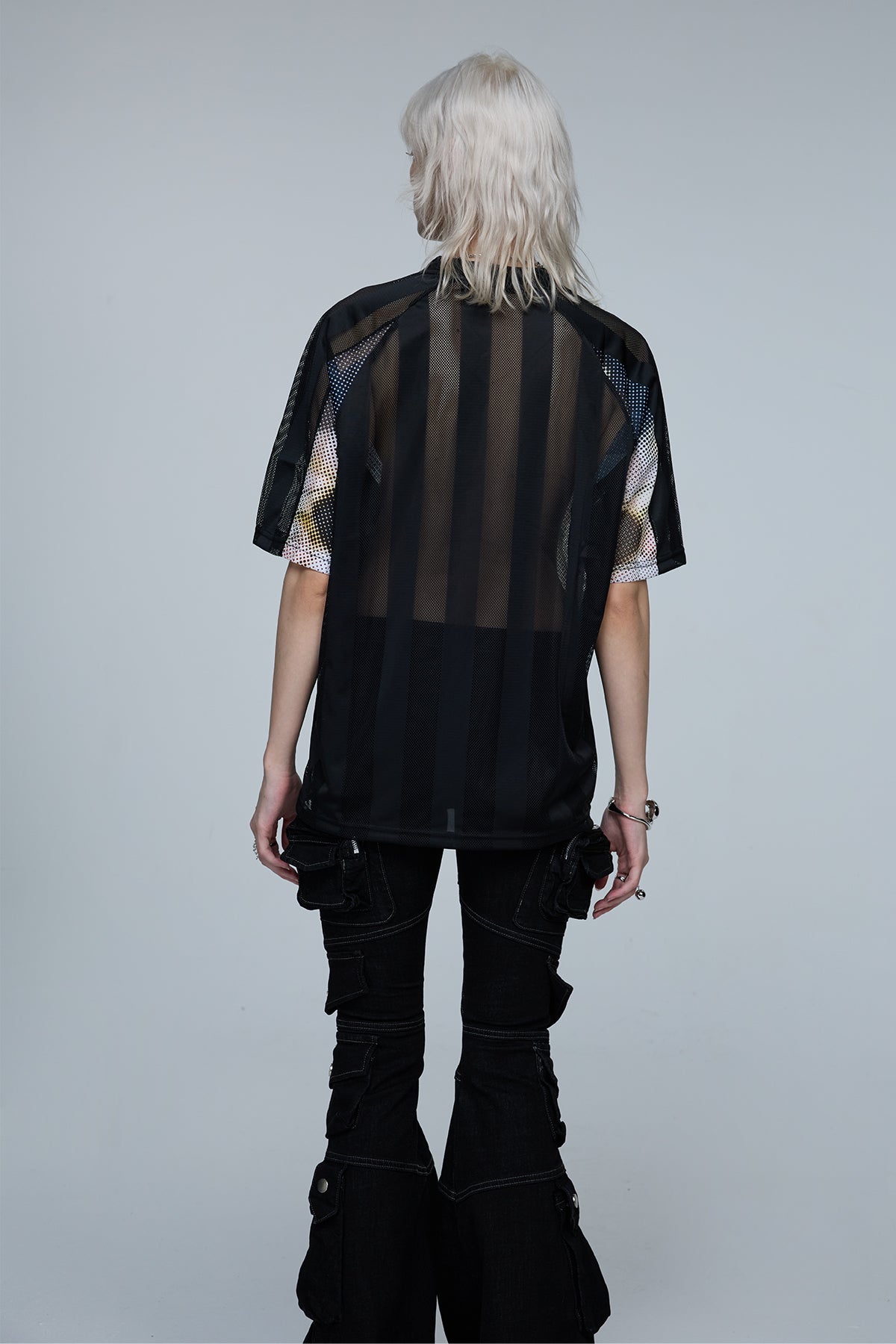 Quiet Layer Cutout V Neck Mesh Print T-Shirt
