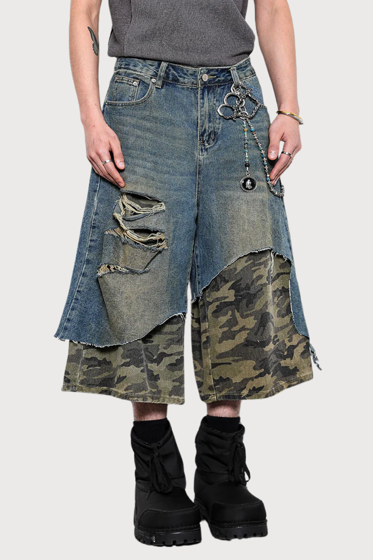 Raw Loop Ripped Short Jeans