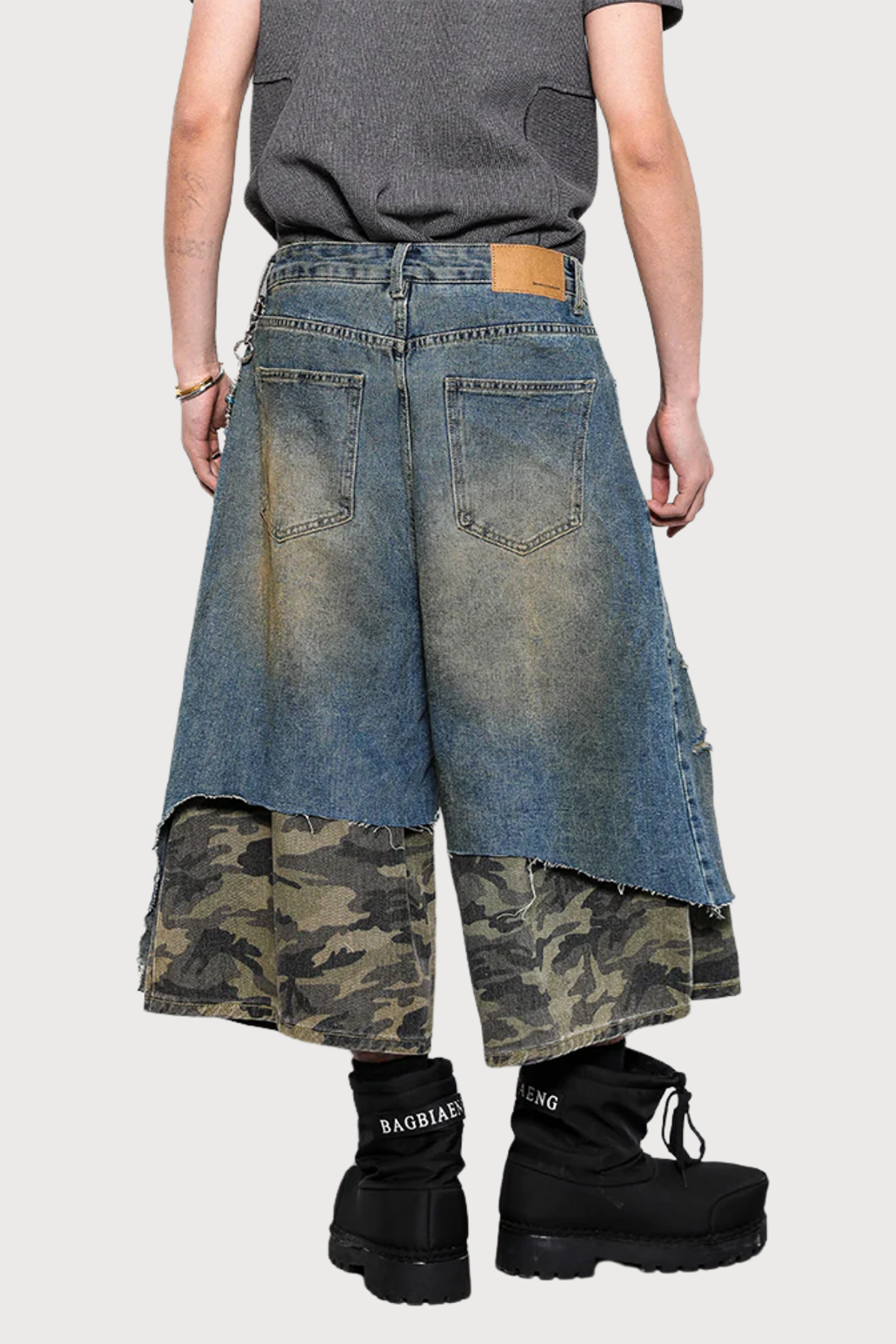 Raw Loop Ripped Short Jeans