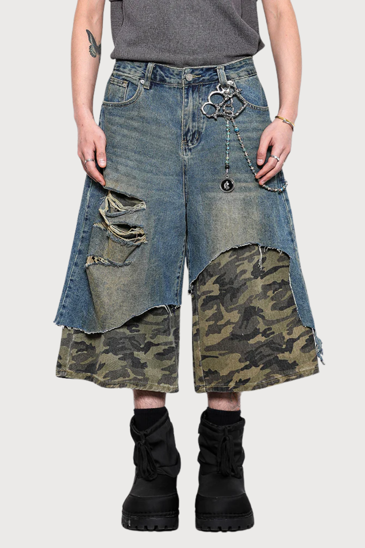 Raw Loop Ripped Short Jeans