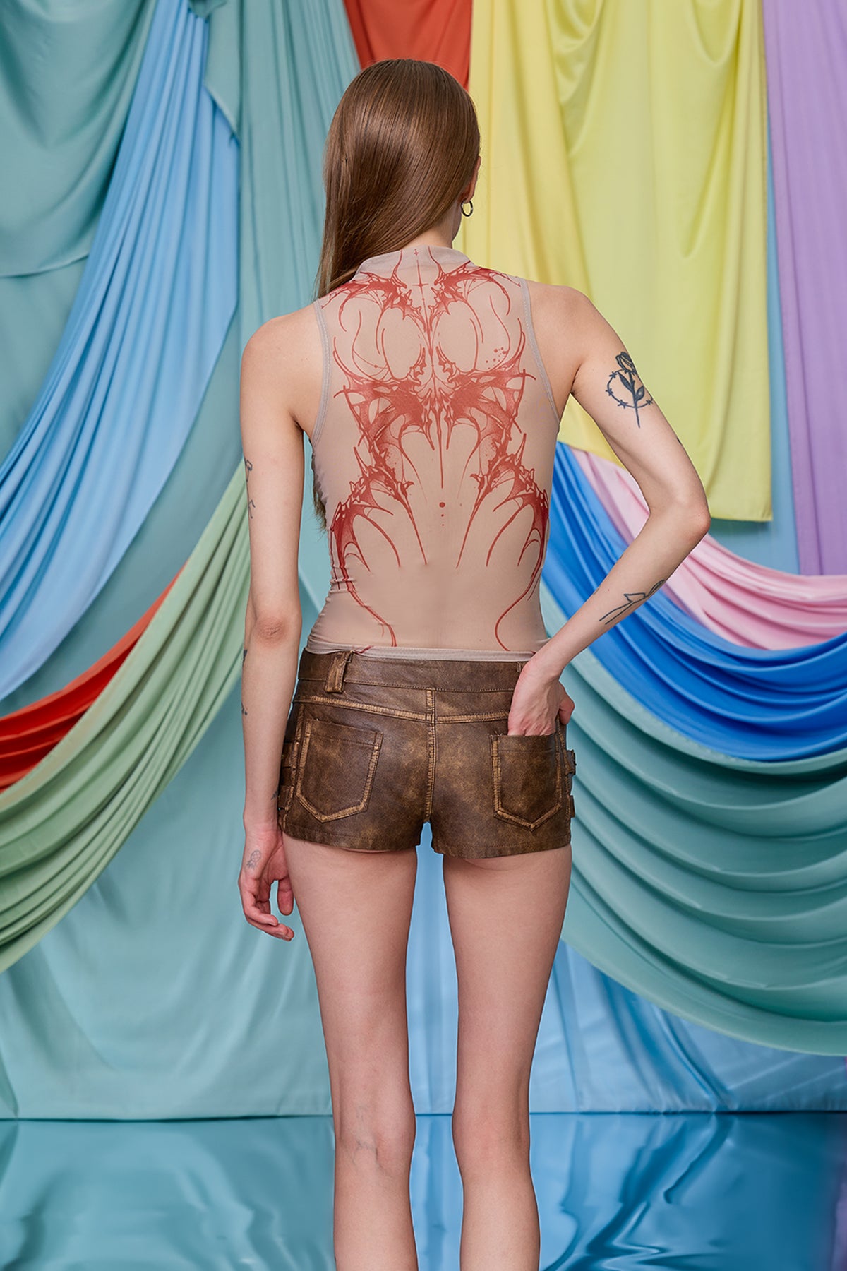 Soft Arc Sleeveless Mesh Print Top