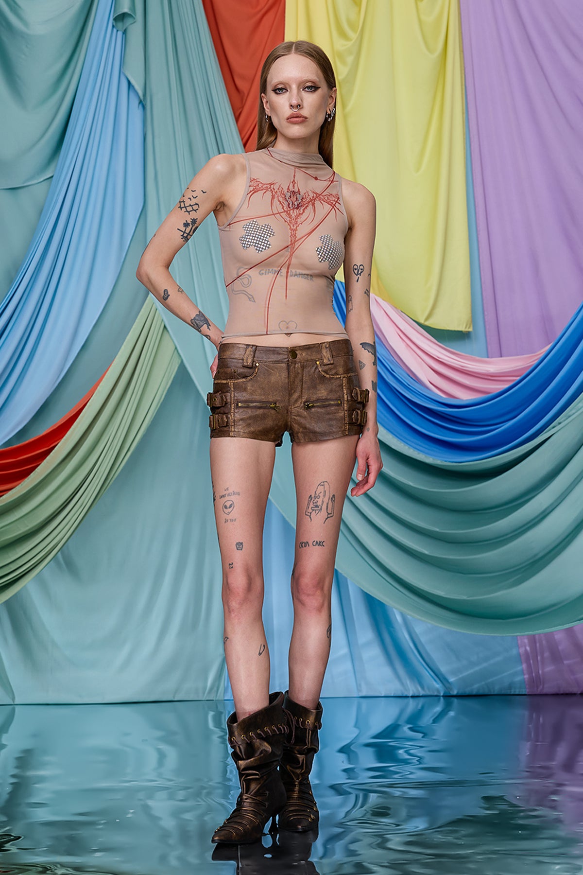 Soft Arc Sleeveless Mesh Print Top